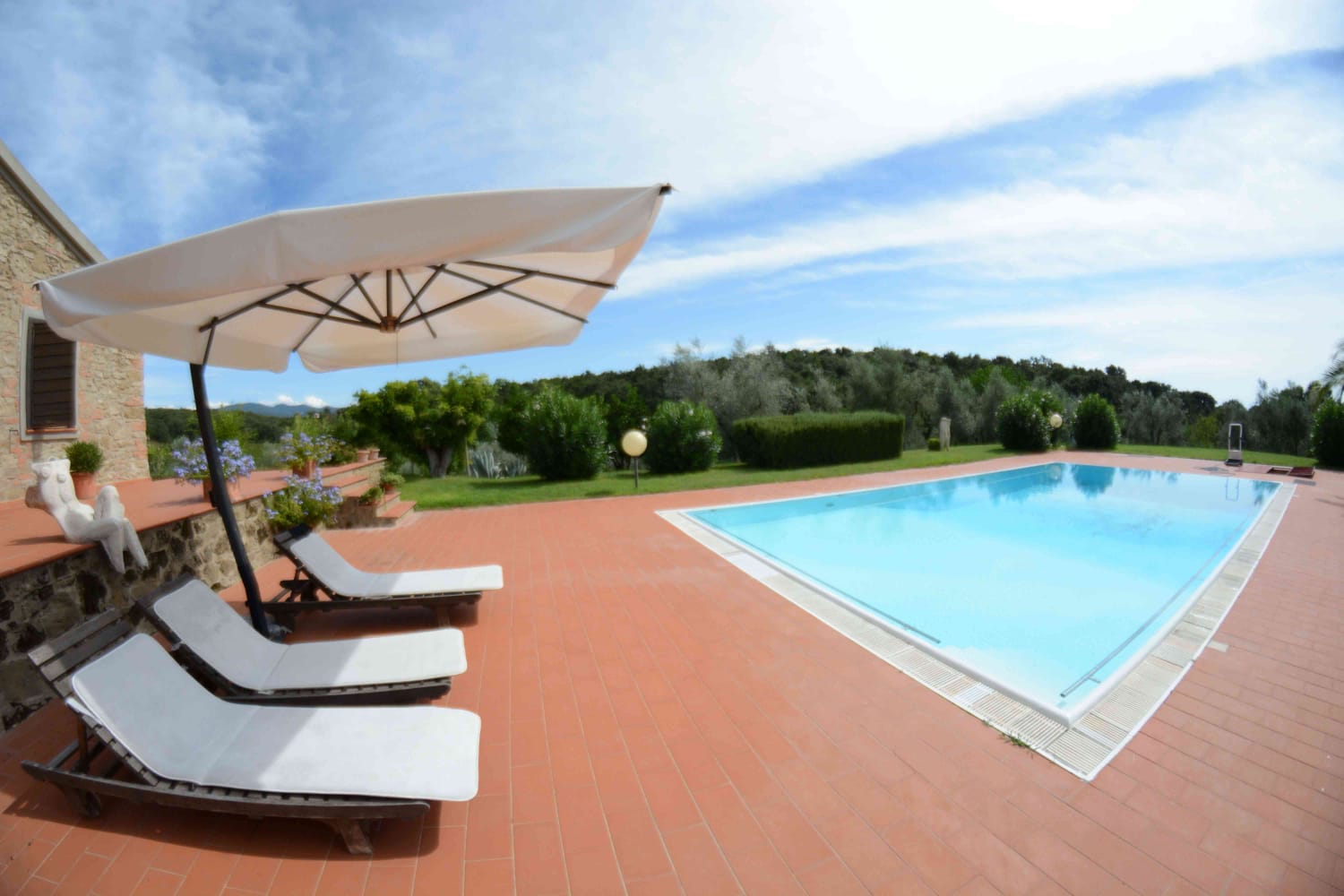 Piscine et parasols
